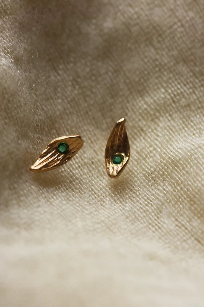 EE01 Emerald Brass Studs