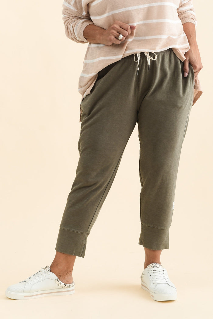 Fundamental Brunch Khaki Cotton Sweatpants,Brunette model,alt text|model:Pilita