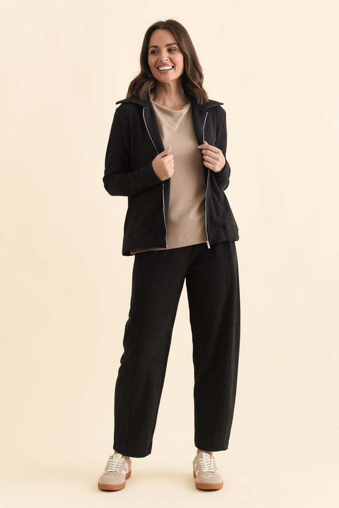 Souffle-Touch Charcoal Barrel Sweatpants,Brunette model,alt text|model:MJ
