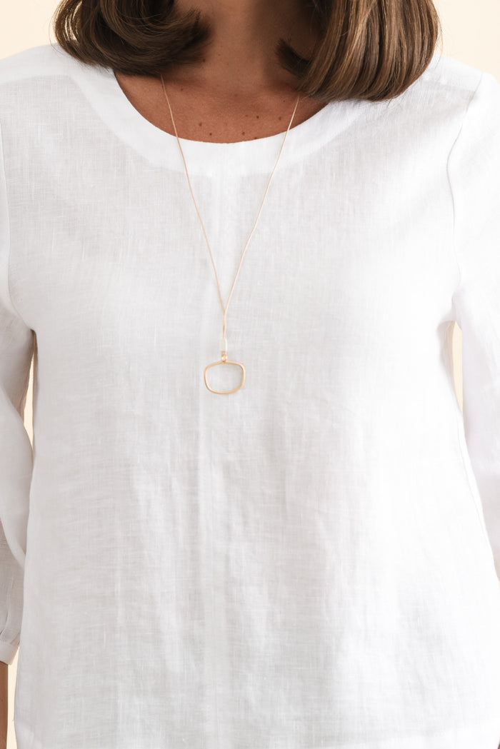 Addie White Linen Sleeved Top,Brunette model,alt text|model:MJ