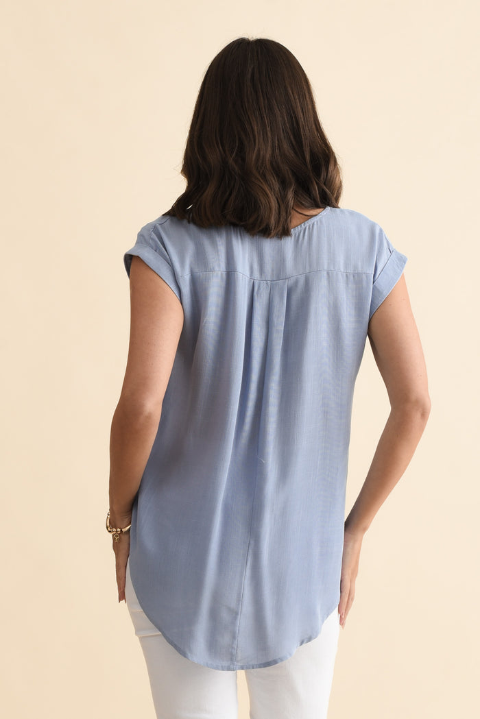 Aiden Blue Linen Blend Pocket Top,Brunette model,alt text|model:MJ