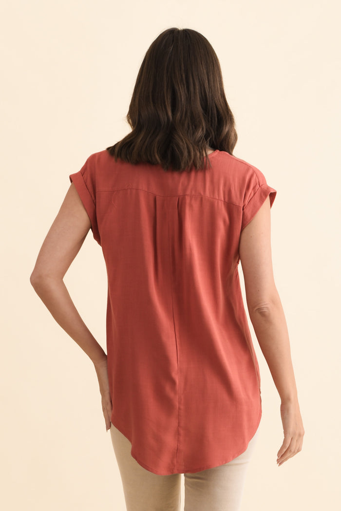 Aiden Rust Linen Blend Pocket Top,Brunette model,alt text|model:MJ