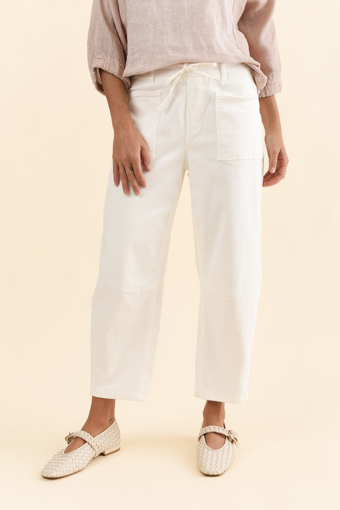 BB Barrel White Jeans,Front,Brunette model,alt text|model:Brontie
