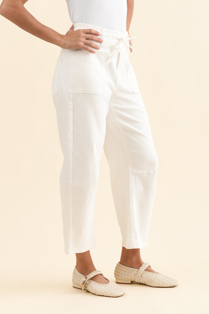 BB Barrel White Jeans,Side,Brunette model,alt text|model:Brontie