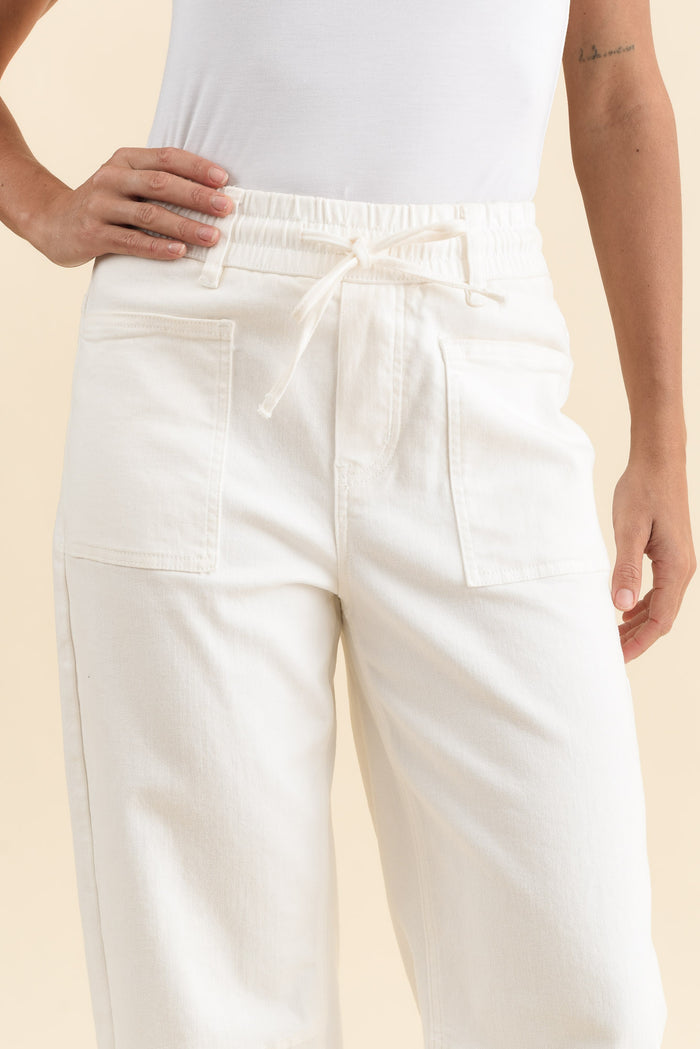 BB Barrel White Jeans,Detail,Brunette model,alt text|model:Brontie