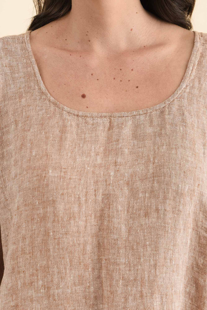 Belize Rust Linen Kaftan,Detail,Brunette model,alt text|model:MJ
