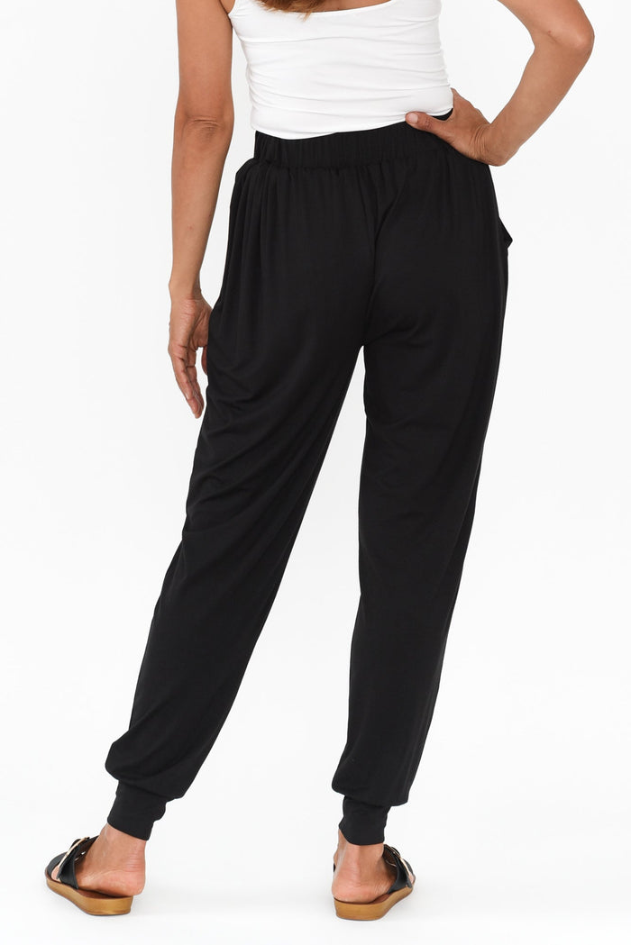 Black Bamboo Everyday Pants,Brunette model,alt text|model:Cara