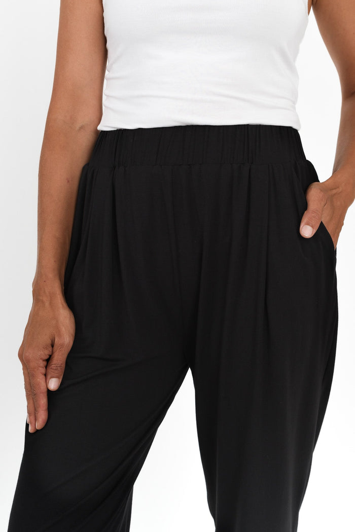 Black Bamboo Everyday Pants,Brunette model,alt text|model:Cara