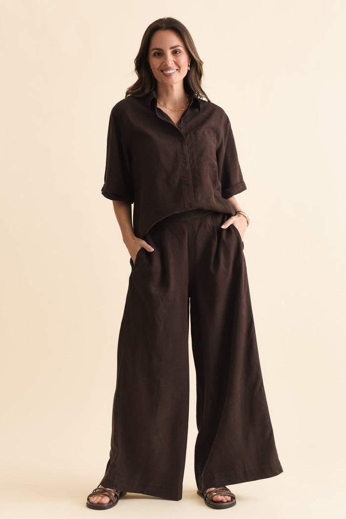 Bliss Chocolate Linen Blend Pocket Pants,Full Body,Brunette model,alt text|model:MJ