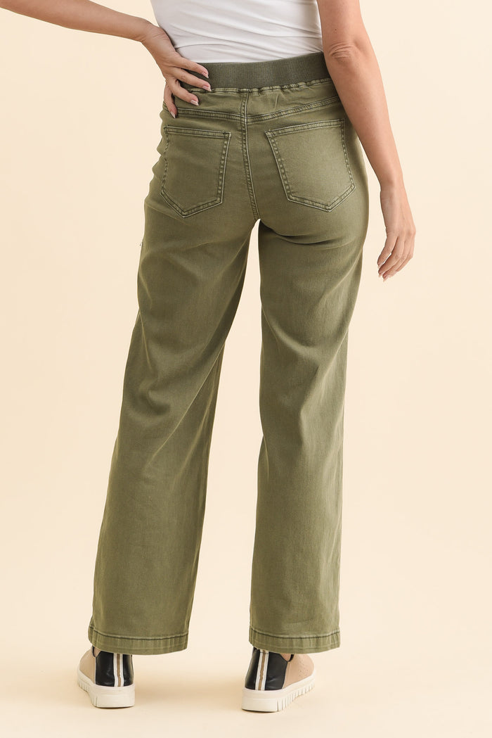 Carpenter Khaki Stretch Jeans,Brunette model,alt text|model:MJ