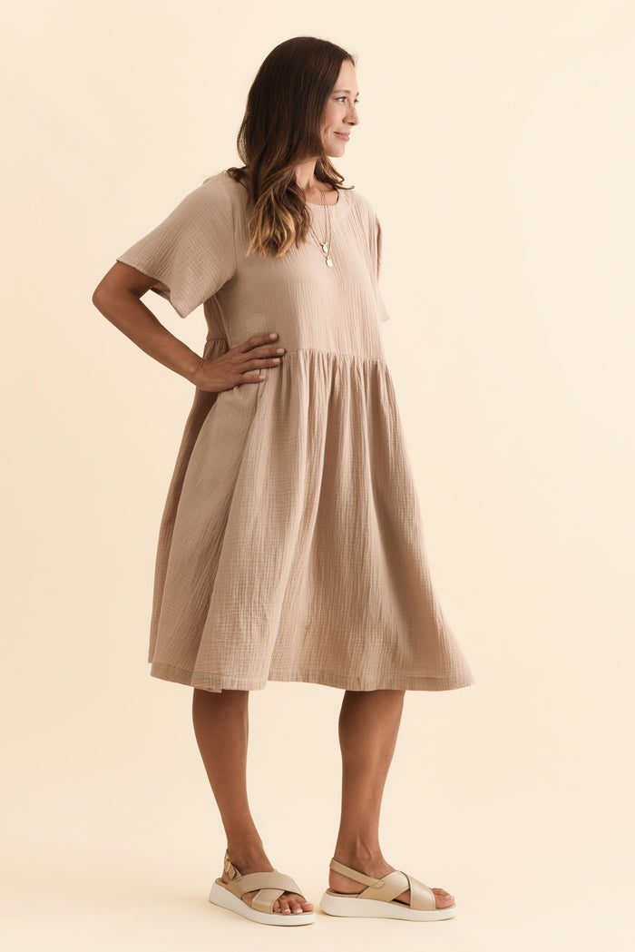 Cloud Gauze Beige Cotton Pocket Dress,Brunette model,alt text|model:Cara