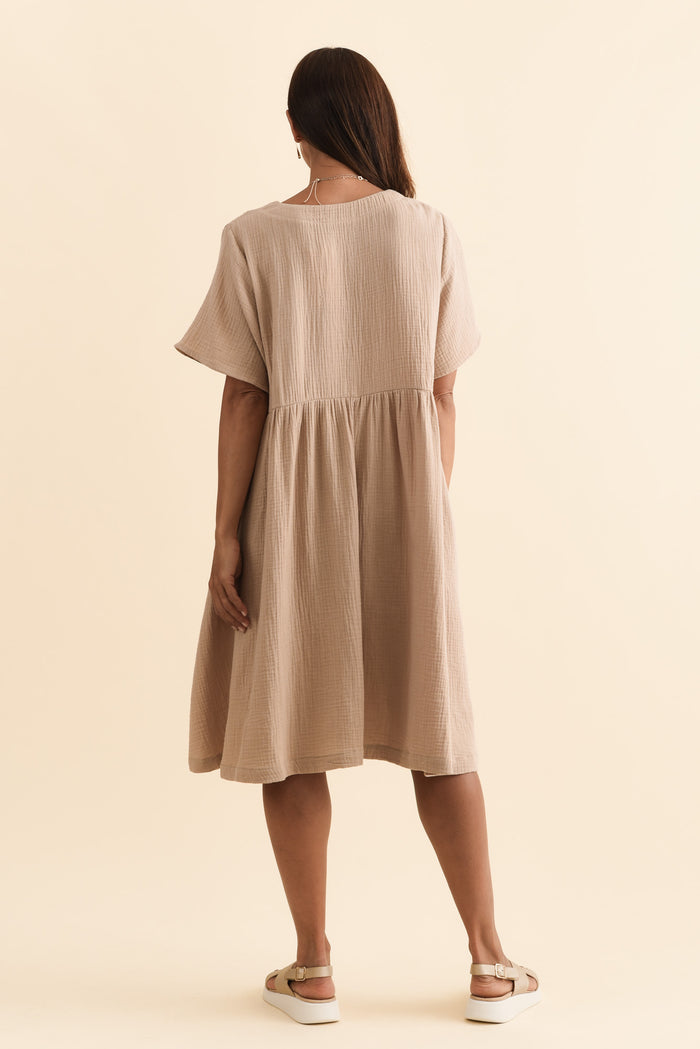 Cloud Gauze Beige Cotton Pocket Dress,Brunette model,alt text|model:Cara