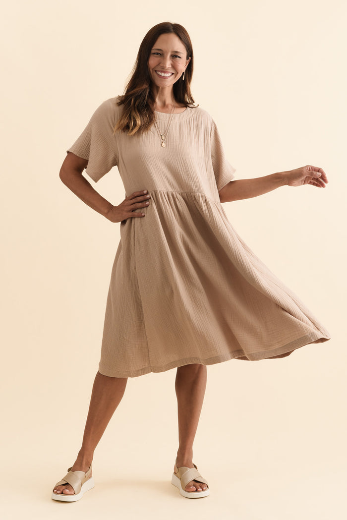 Cloud Gauze Beige Cotton Pocket Dress,Brunette model,alt text|model:Cara
