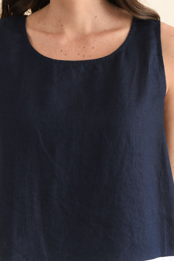 Cobie Navy Contrast Linen Top,Detail,Brunette model,alt text|model:MJ