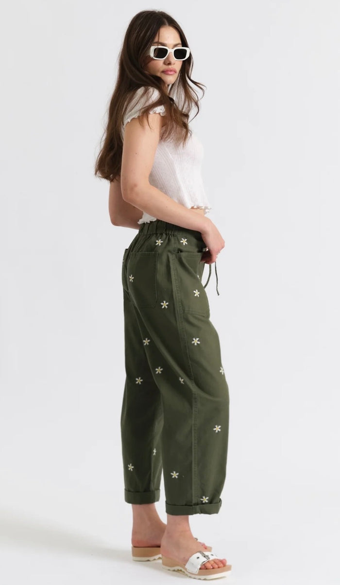 DAZE VILLA PANT DRAWSTRING
BARREL LEG GREEN DAISY