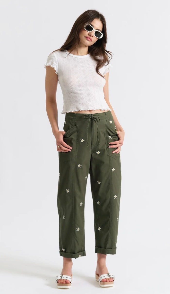 DAZE VILLA PANT DRAWSTRING
BARREL LEG GREEN DAISY