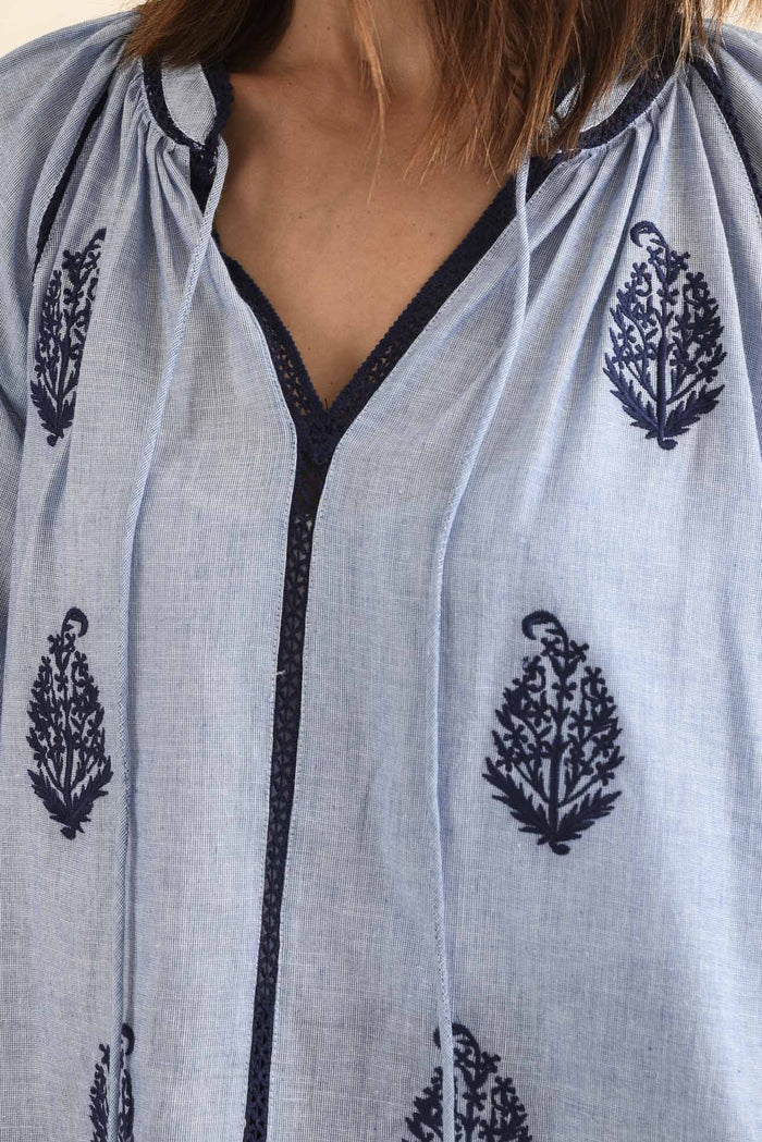 Doppio Blue Flower Cotton Tassel Top,Detail,Brunette model,alt text|model:Cara