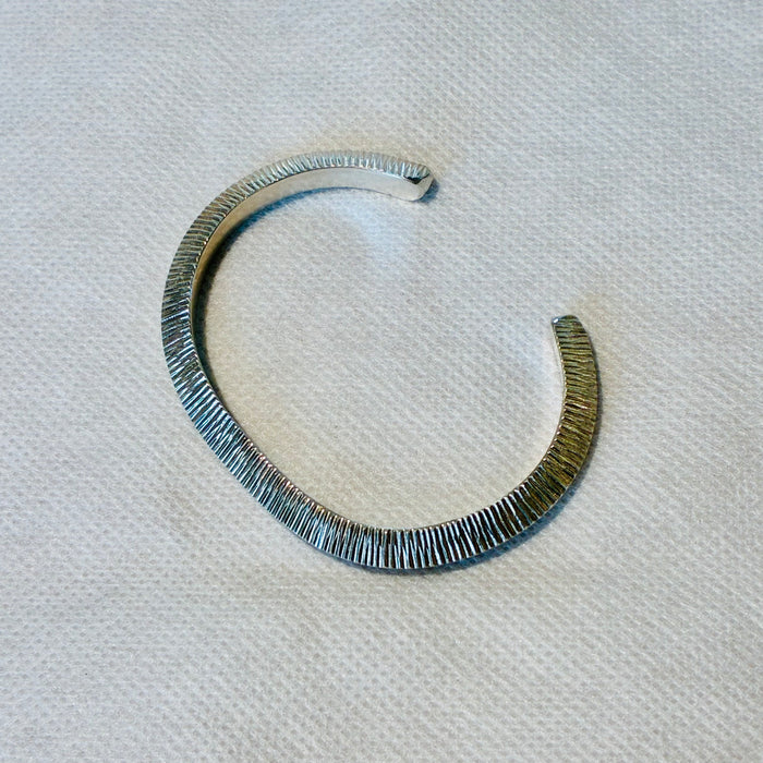 EL026-28 Hammered Triangle Cuff