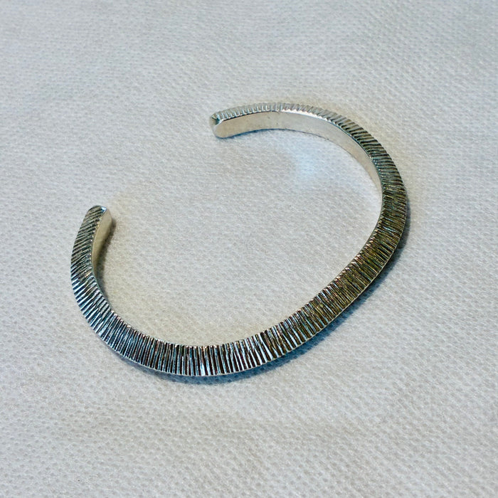 EL026-28 Hammered Triangle Cuff