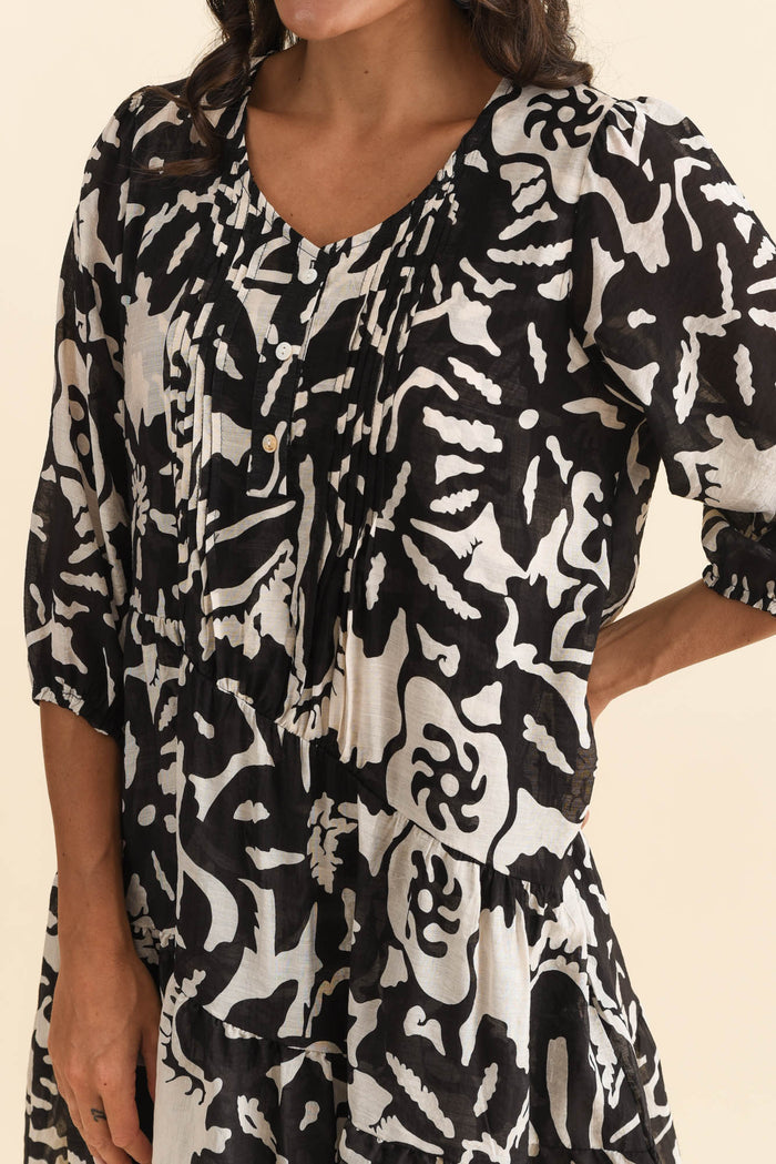 Esta Black Tropical Sleeved Dress,Brunette model,alt text|model:Brontie