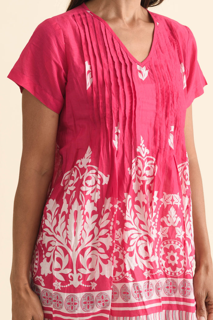 Fia Fuchsia Abstract Crinkle Cotton Top,Brunette model,alt text|model:Cara