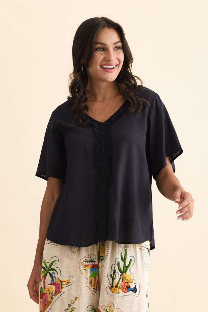 Georgio Navy Linen Top,Brunette model,alt text|model:Brontie