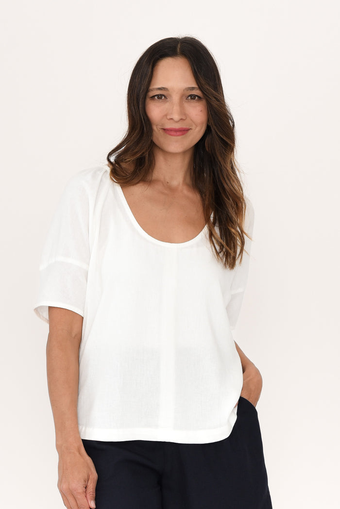 Grove White Linen Blend Top,Brunette model,alt text|model:Cara