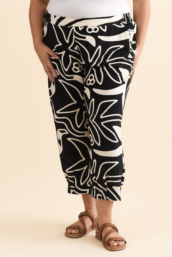 Hallie Black Palm Pocket Pants,Brunette model,plus-size,curve-bottoms,plus-size-Pants,alt text|model:Gabby