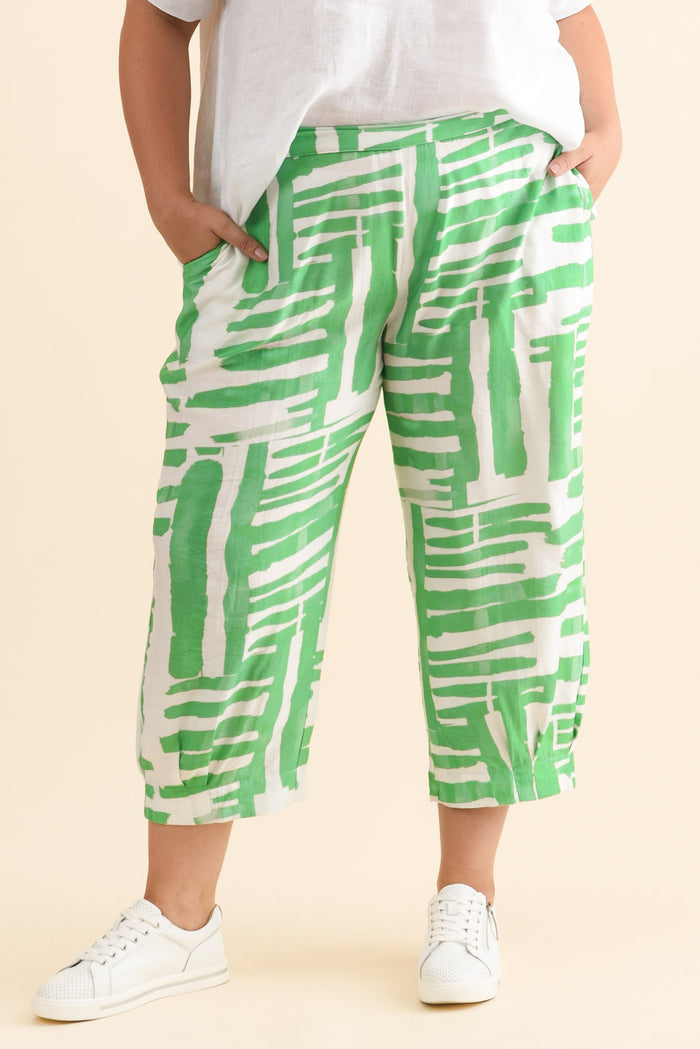 Hallie Green Geo Pocket Pants,Brunette model,plus-size,curve-bottoms,plus-size-Pants,alt text|model:Gabby