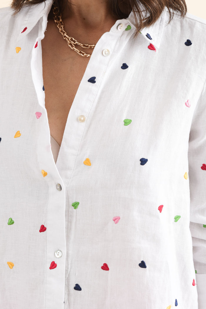 Henne White Heart Linen Shirt,Detail,Brunette model,alt text|model:Cara