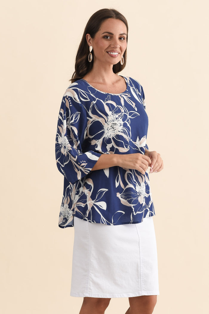 Hepburn Blue Flower Linen Blend Top,Brunette model,alt text|model:MJ