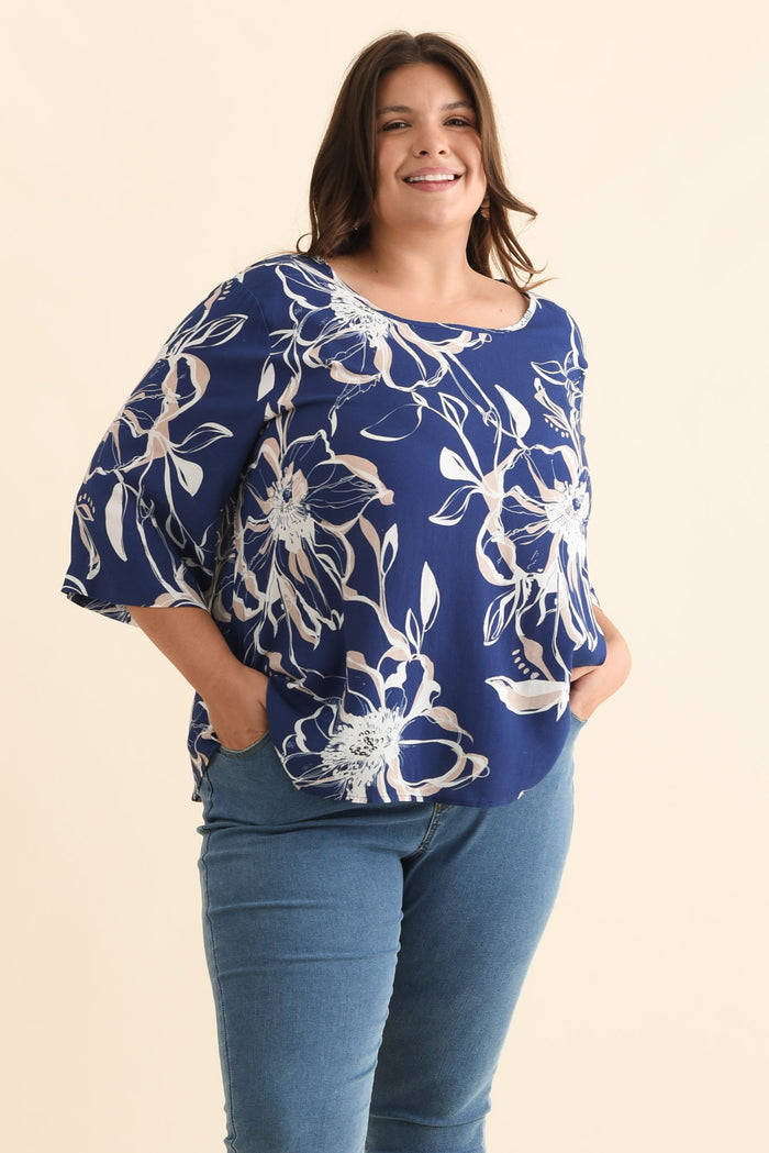 Hepburn Blue Flower Linen Blend Top,Brunette model,plus-size,curve-tops,plus-size-sleeved-tops,plus-size-linen-tops,alt text|model:Gabby