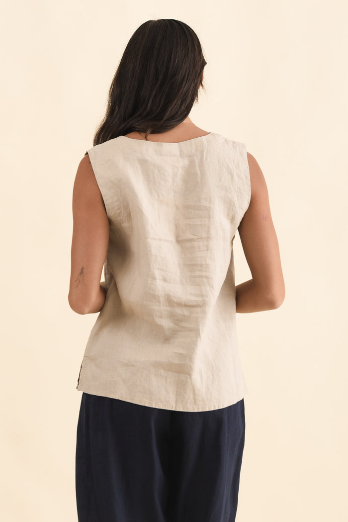 Inez Beige Linen Tank,Brunette model,alt text|model:Brontie