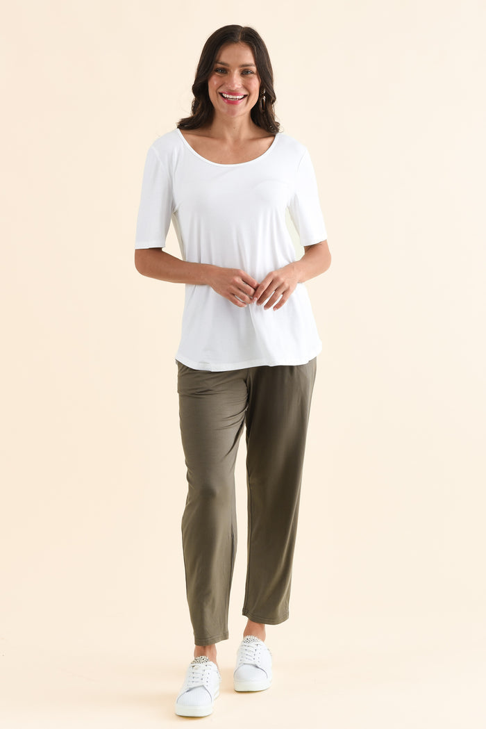 Josephine White Scoop Neck Tee,Full Body,Brunette model,alt text|model:Brontie