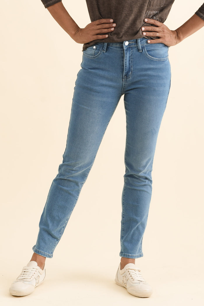 Kairi Blue Cotton Jeans,Brunette model,alt text|model:Cara