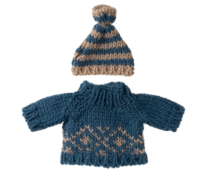 Knitted Sweater and Hat for Dad Mouse