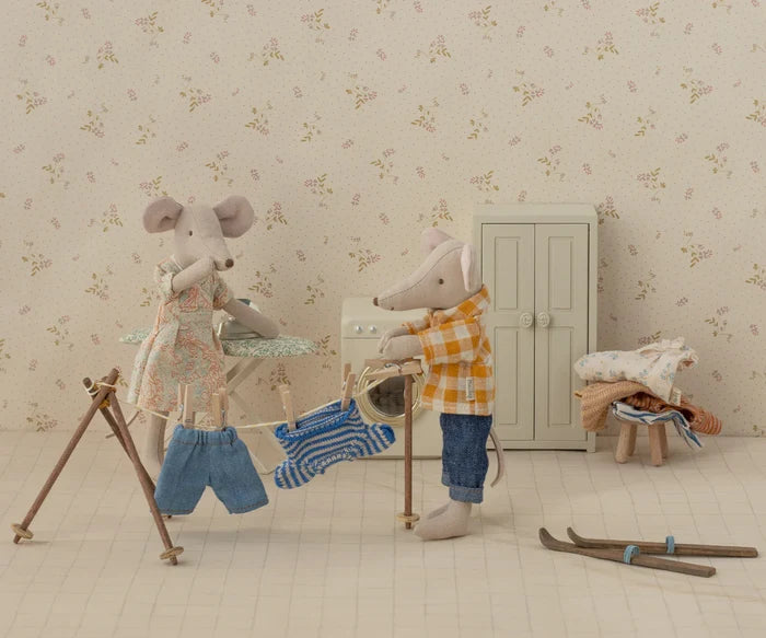 Knitted Sweater and Pants for Big Brother Mouse