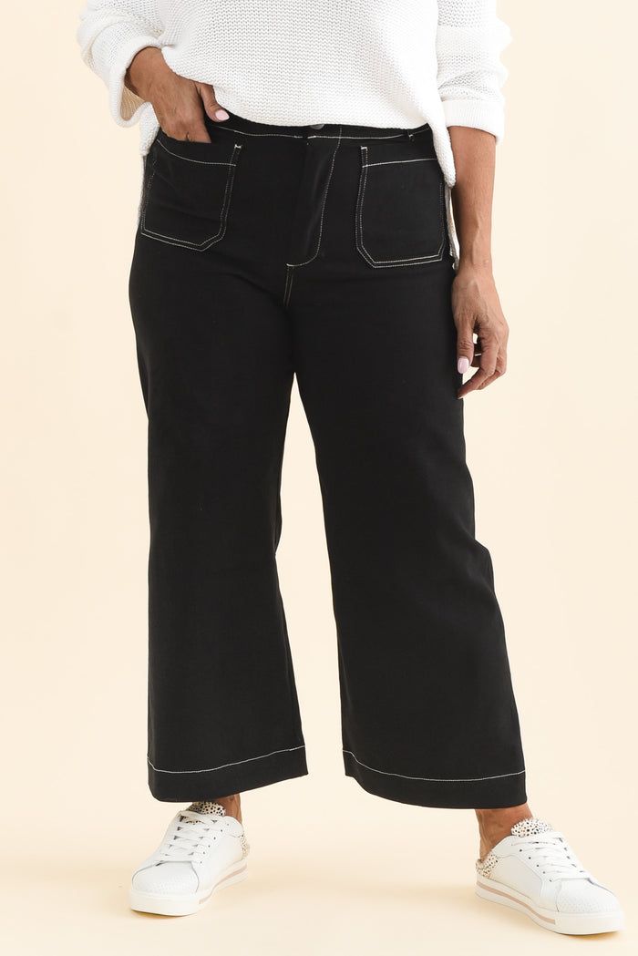 Lenon Black Denim Cropped Jeans,Brunette model,alt text|model:Pilita