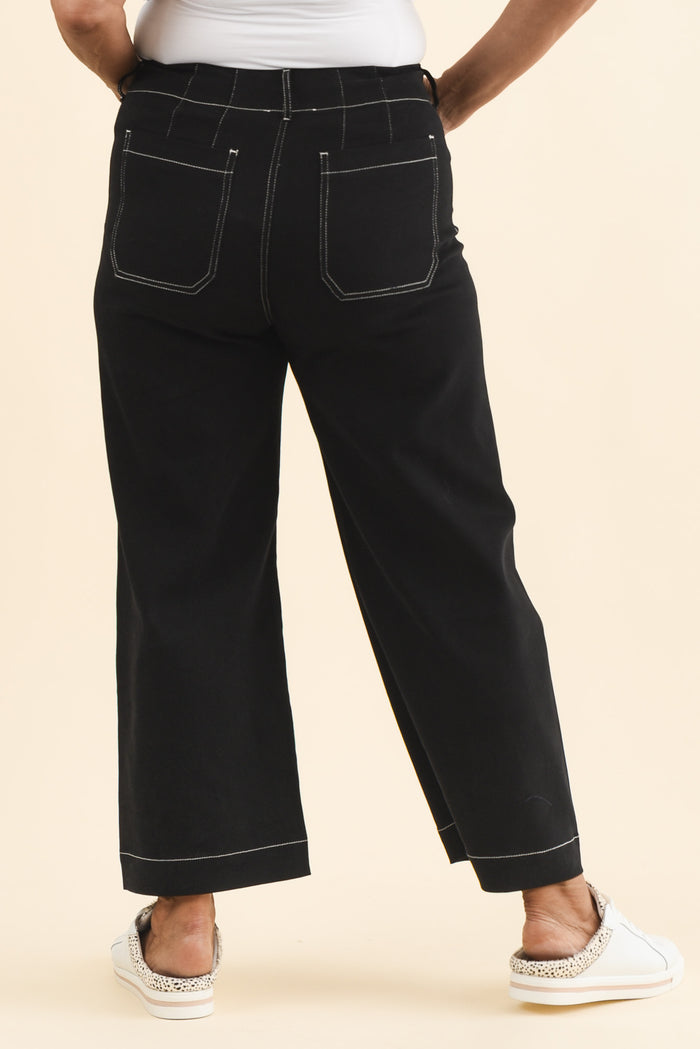 Lenon Black Denim Cropped Jeans,Brunette model,alt text|model:Pilita