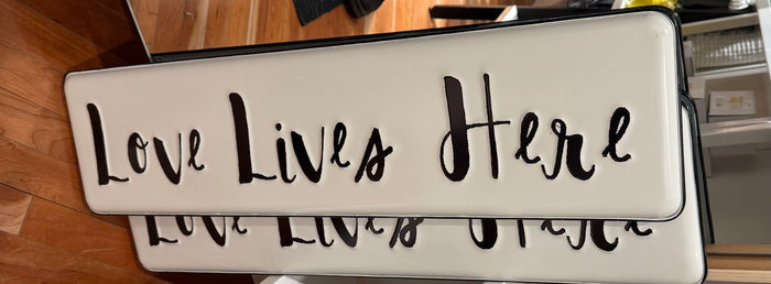Love Lives Here Tin Sign(20-2.4).20/CS