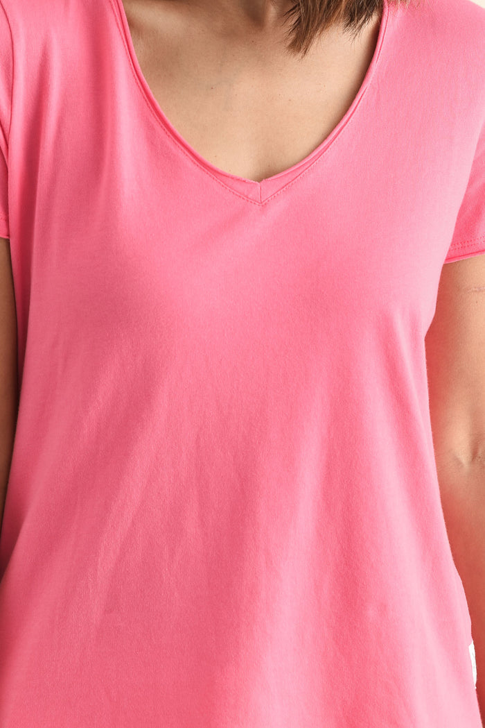 Maggie Melon Cotton Vee Tee,Detail,Brunette model,alt text|model:Cara