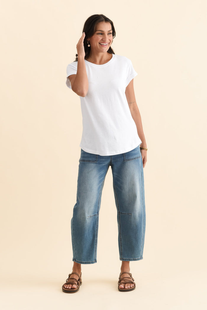 Manly White Cotton Tee,Brunette model,alt text|model:Brontie