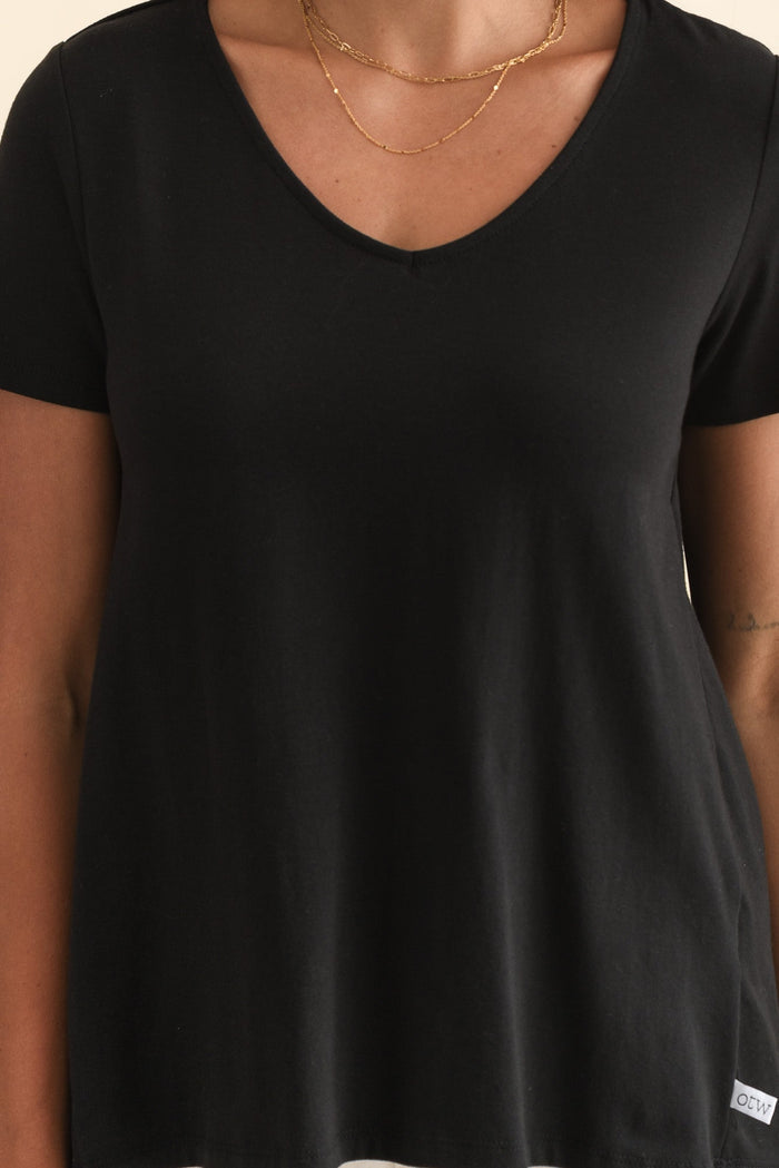 Montreal Black Cotton Tee,Brunette model,alt text|model:Brontie
