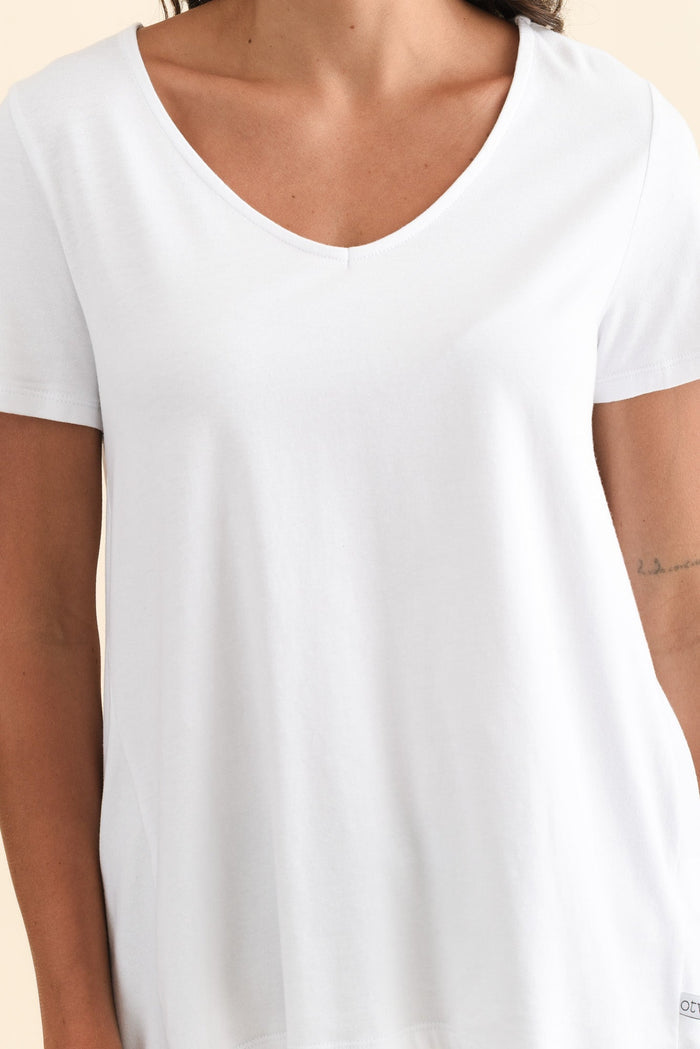 Montreal White Cotton Tee,Brunette model,alt text|model:Brontie