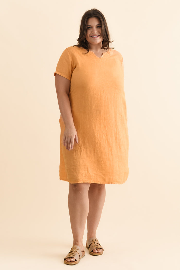 Nara Peach Linen Pocket Dress,Brunette model,plus-size,curve-dresses,plus-size-below-knee-dresses,plus-size-linen-dresses,plus-size-summer-dresses,alt text|model:Gabby