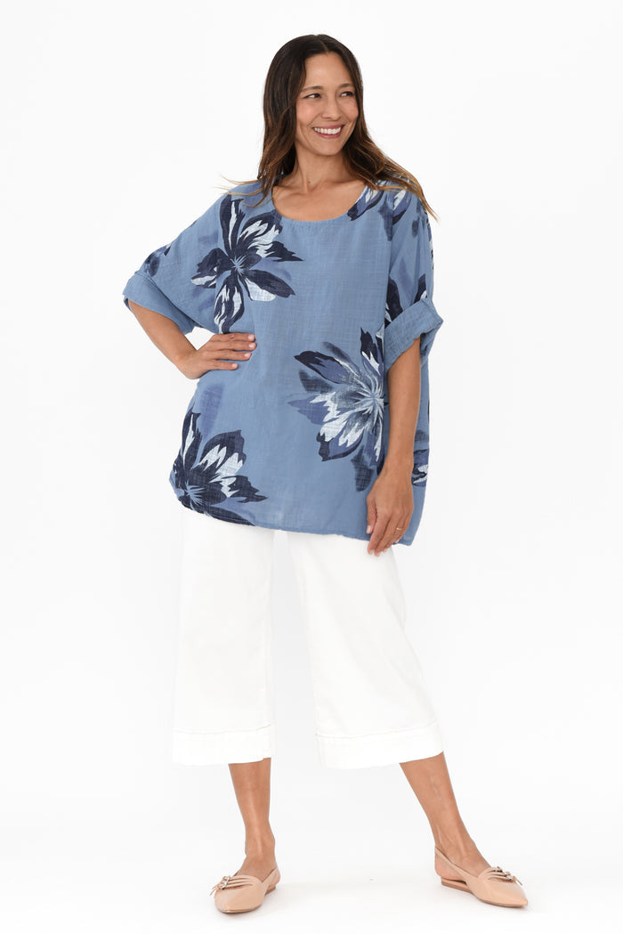 Noel Blue Flower Cotton Top,Brunette model,alt text|model:Cara