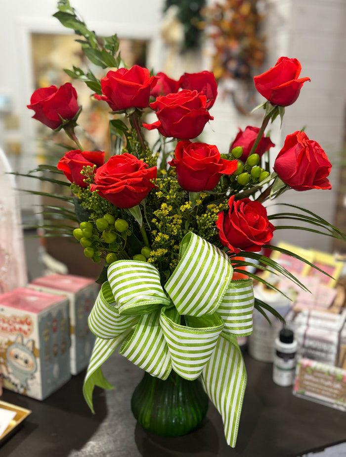 One Dozen Standard Fresh Red Roses Cash & Carry-Designers Choice; May Differ