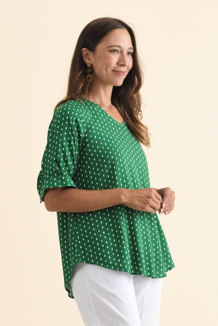 Riveria Green Dash V Neck Top,Brunette model,alt text|model:Cara