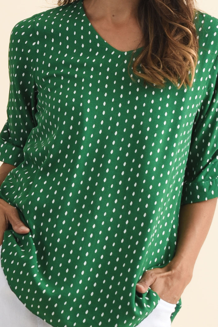 Riveria Green Dash V Neck Top,Brunette model,alt text|model:Cara
