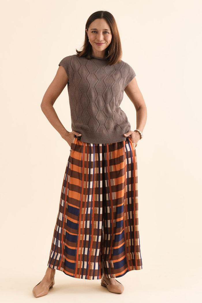 Rosin Chocolate Cable Knit Top,Full Body,Brunette model,alt text|model:Cara